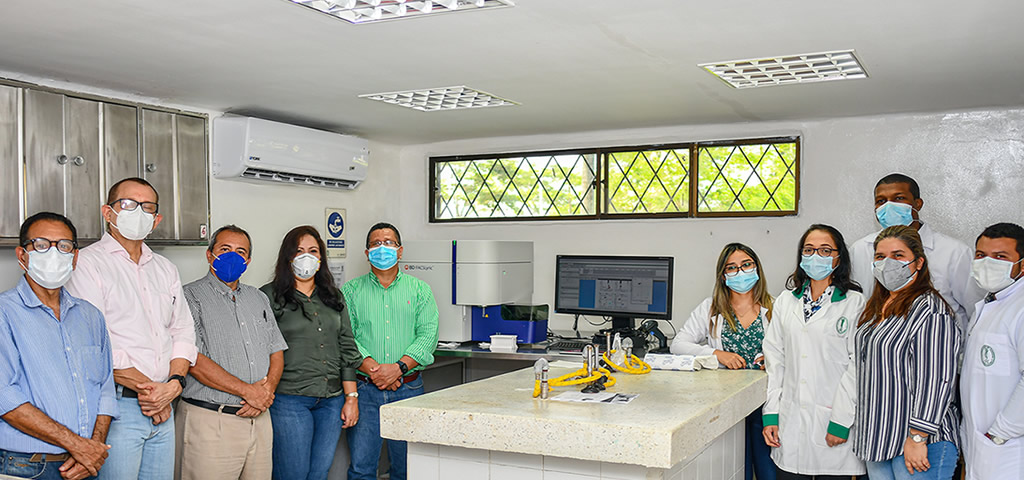 Las directivas de la Unicórdoba, en cabeza del rector, Jairo Torres Oviedo, celebran la acreditación de alta calidad de Bacteriología.