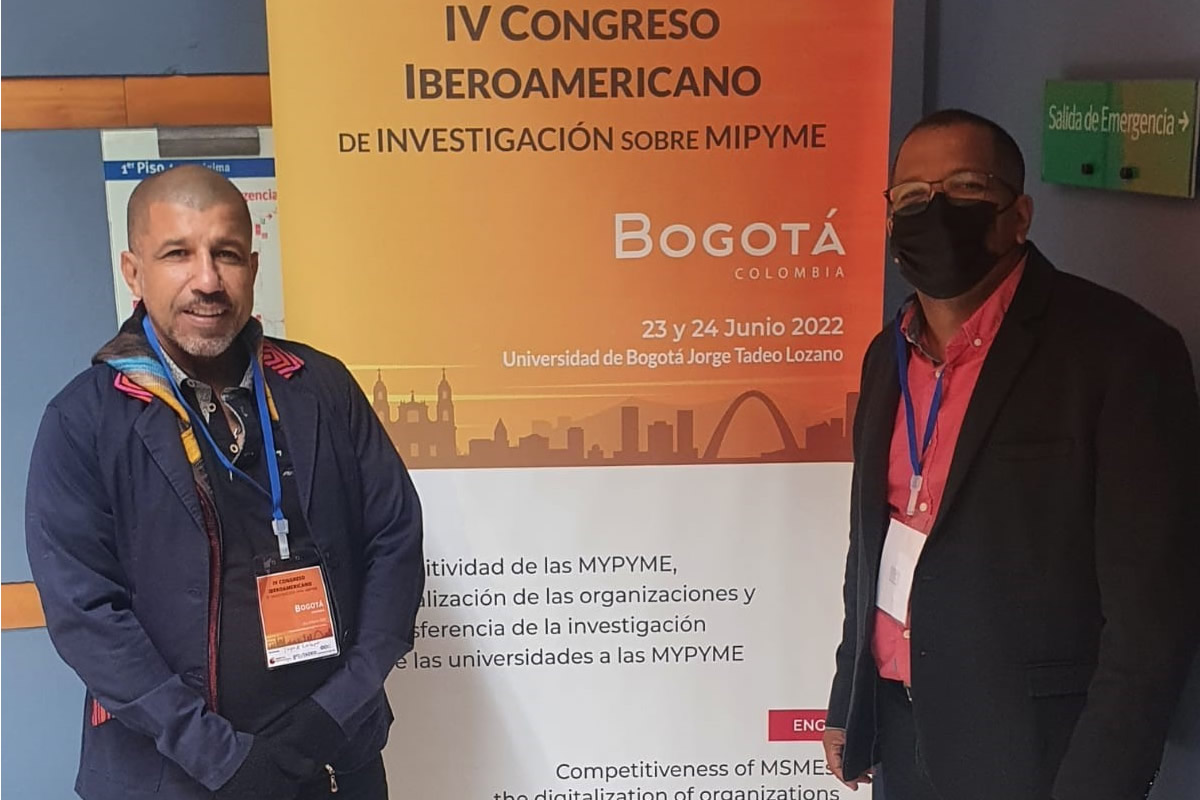 El profesor Jaime Andrés Ararat (derecha) junto a Jorge Restrepo Morales, codirector de la red Faedpyme Colombia, durante el IV Congreso Iberoamericano de Investigación sobre Mipyme.