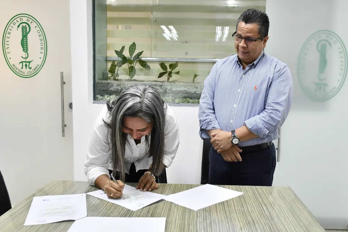 La alcaldesa de Puerto Escondido, Heidy Torres Becerra y el rector de Unicórdoba, Jairo Torres Oviedo, una vez firmado el convenio.