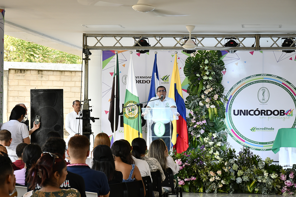El rector, Jairo Torres Oviedo, en su primer diálogo con estudiantes en el nuevo lugar de desarrollo Sahagún.