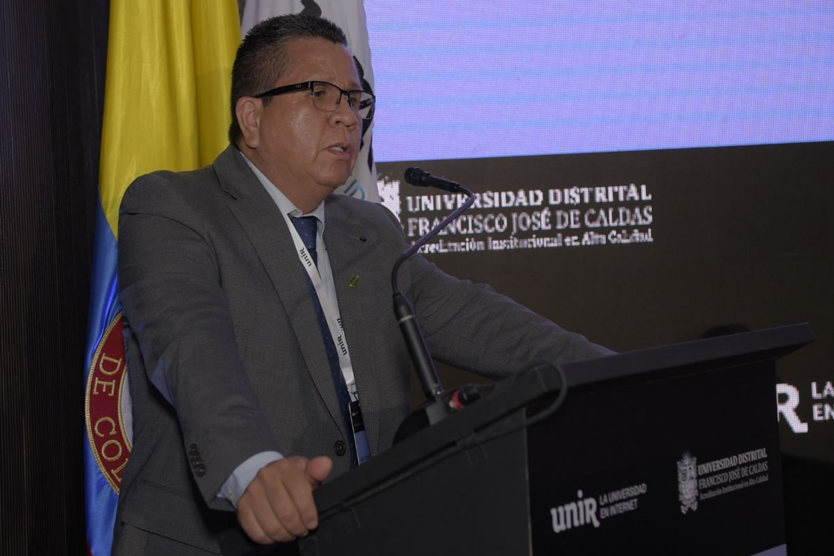 El rector de la Universidad de Córdoba y presidente del Sistema Universitario Estatal, SUE Colombia, Jairo Torres Oviedo, durante su charla.