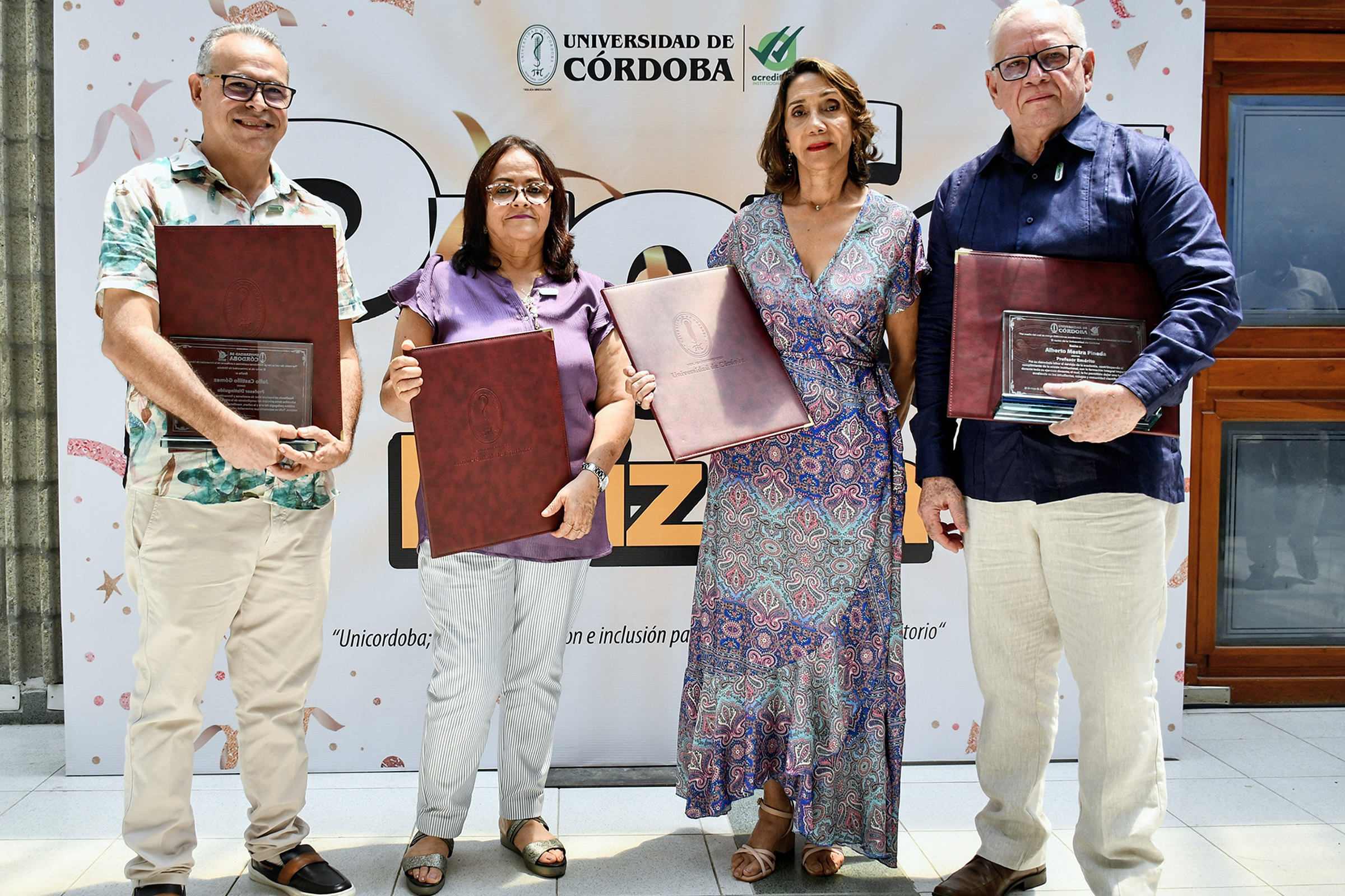 Directivas del alma mater, en cabeza del rector, Jairo Torres Oviedo, reconocieron la labor de sus docentes en acto solemne este 26 de mayo.
