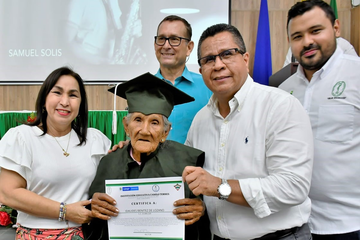 Idalides Benítez, a sus 97 años, recibió certificación de Unicórdoba, al salir de la lista de iletrados. Aquí posó junto al rector, Jairo Torres.