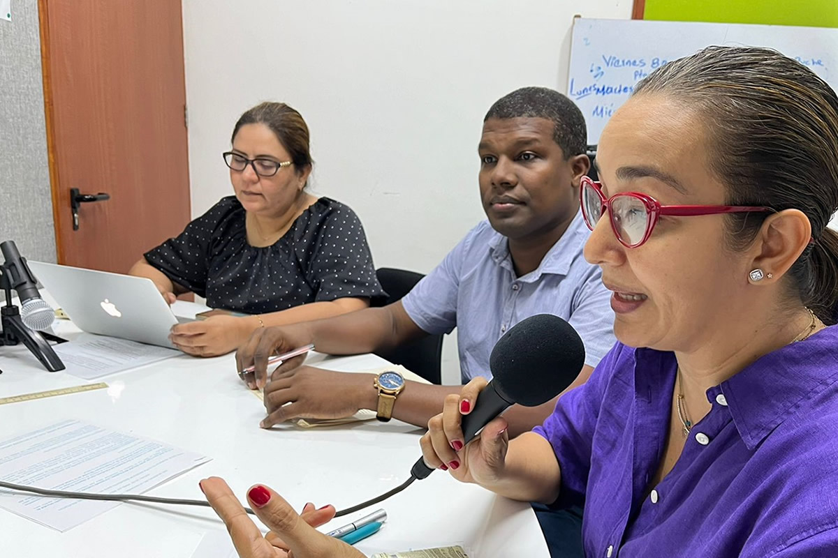 De izquierda a derecha, Dra. María Fernanda Yasnot, decana de la facultad Ciencias de la Salud, Dr. Carlos Castro Cavadía y la Dra. Mayra Raciny, docentes del programa de Bacteriología.