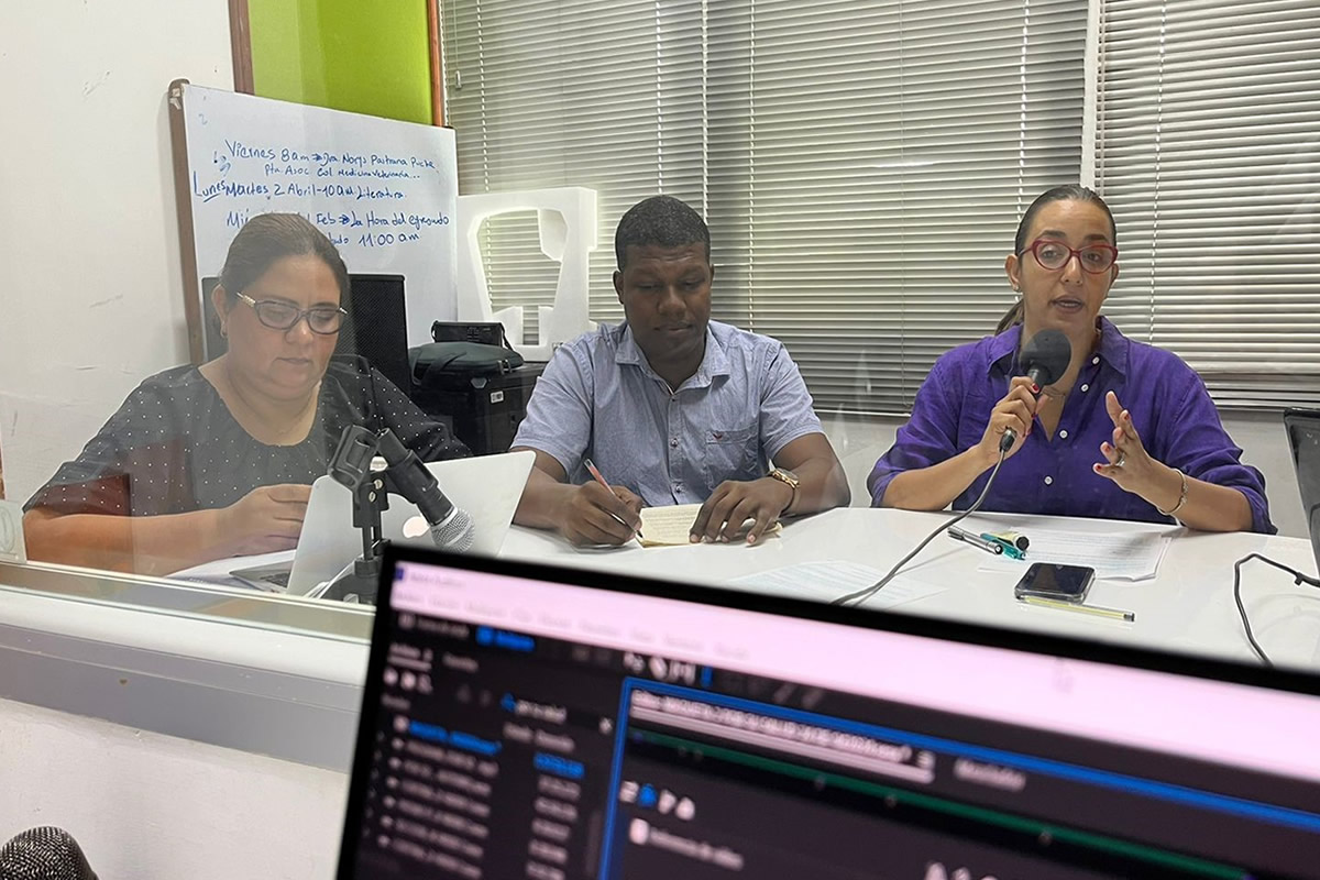 De izquierda a derecha, Dra. María Fernanda Yasnot, decana de la facultad Ciencias de la Salud, Dr. Carlos Castro Cavadía y la Dra. Mayra Raciny, docentes del programa de Bacteriología.