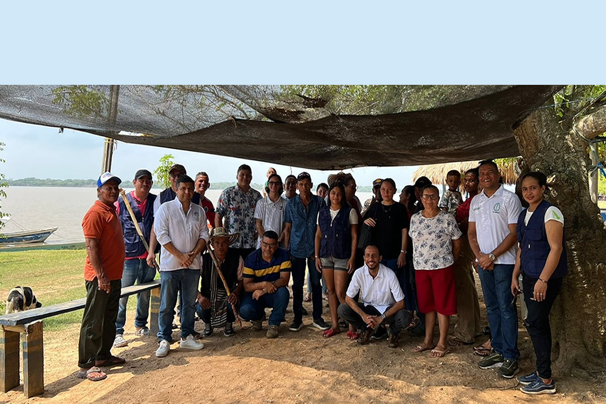 La reunión de socialización se desarrolló a orillas de la Ciénaga de Betancí, Montería, con participación de la comunidad.