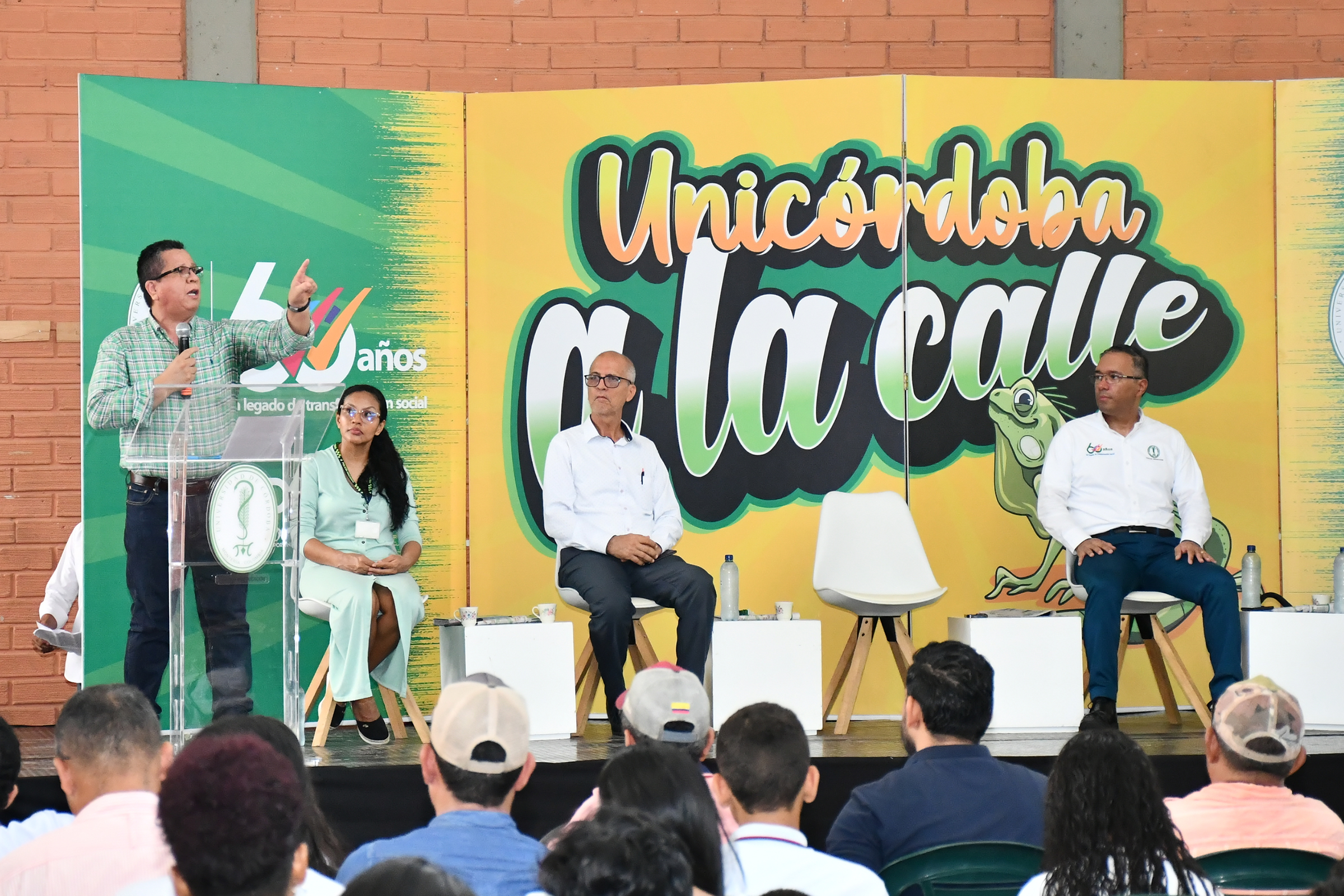 La estrategia de proyección social Unicórdoba a la Calle fue instalada por el rector de esta alma mater, Jairo Torres Oviedo y por el vicerrector de Investigación y Extensión, Deivis Luján Rhenals.
