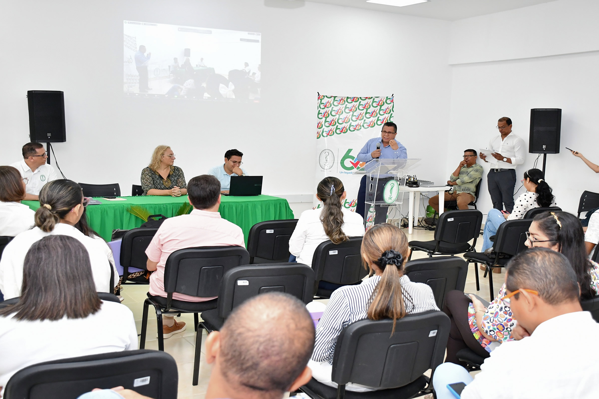 La apertura de la Jornada de Precongreso se llevó a cabo de manera híbrida, desde el auditorio de ASPU en la Universidad de Córdoba, conectando a estudiantes, profesores y expertos del campo de la educación ambiental, tanto presencialmente como a través de medios virtuales.