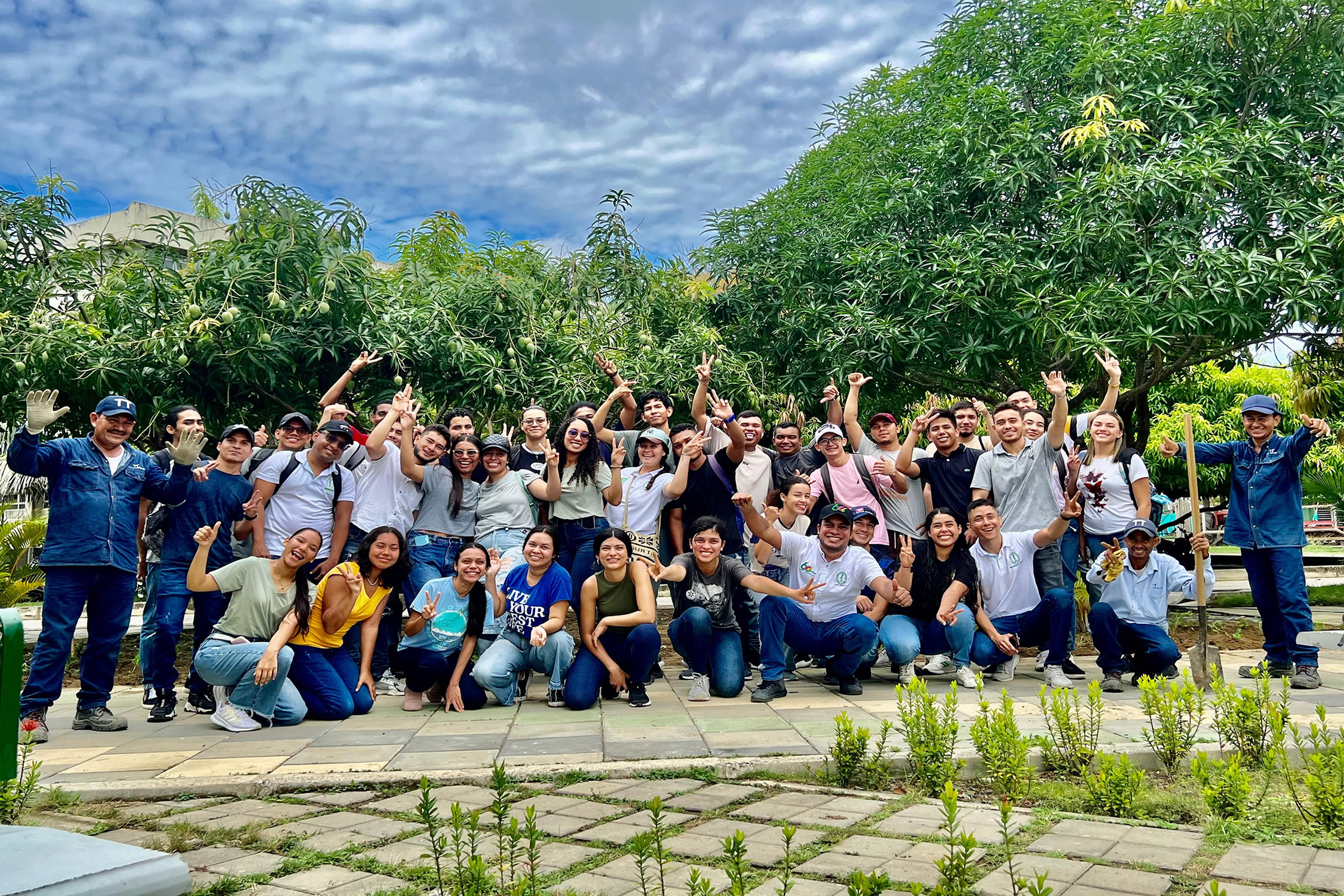 a iniciativa reunió a la comunidad universitaria comprometida con el ambiente, reafirmando la importancia de aportar entre todos al cuidado del planeta.