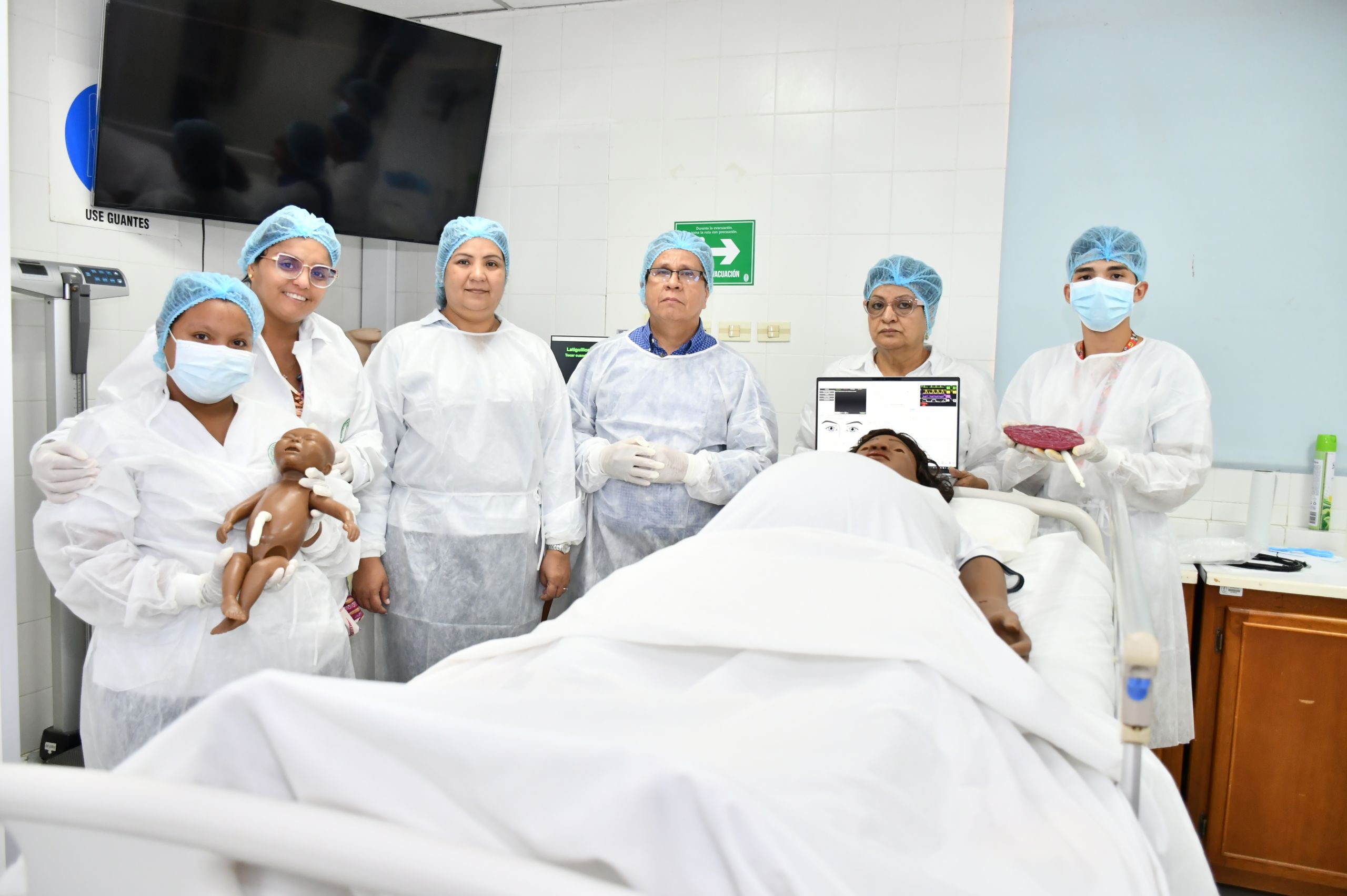 El rector Jairo Miguel Torres Oviedo junto a estudiantes y docentes del Programa de Enfermería durante la entrega de ‘Mamá Anne’, el moderno simulador de parto que fortalecerá la formación clínica en obstetricia de la Universidad de Córdoba.