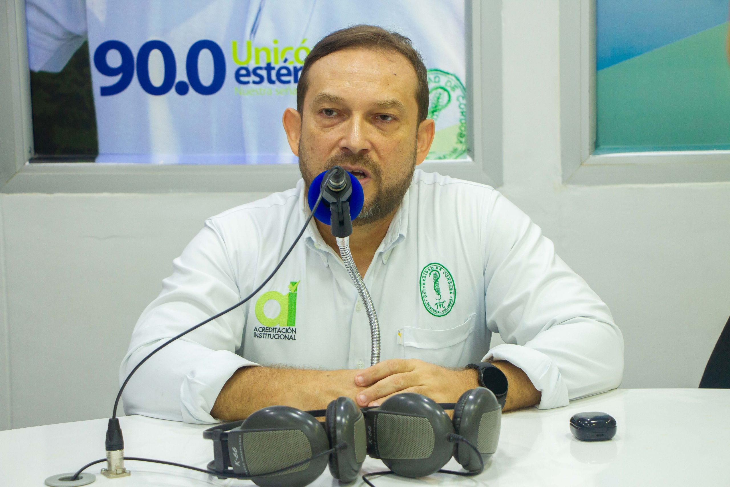 Profesor Francisco Bárcenas Merlano, jefe del Dpto. de Administración en Finanzas y Negocios Internacionales, durante la socialización del congreso en la emisora institucional.