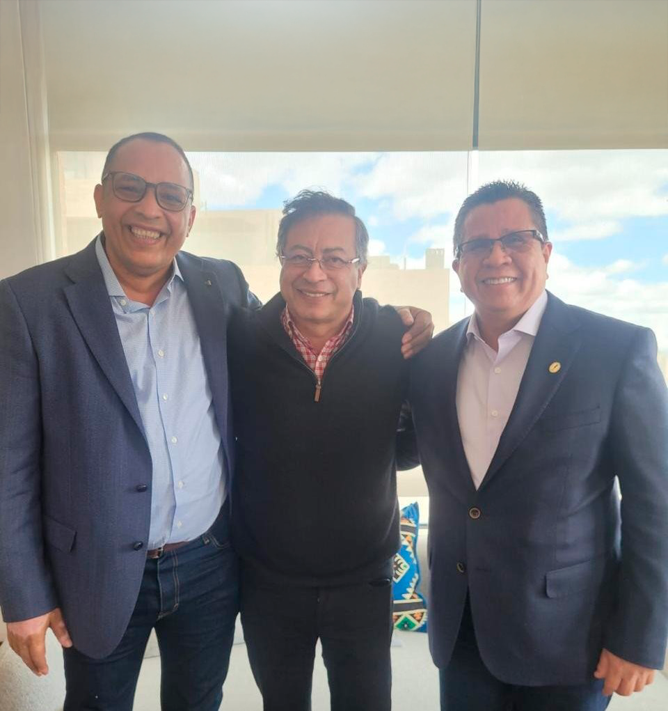 El presidente Petro acompañado del rector de Unicórdoba y presidente del SUE, profesor Jairo Torres Oviedo (derecha) y el rector de la Universidad de Cartagena, Willian Malkún Castillejo.