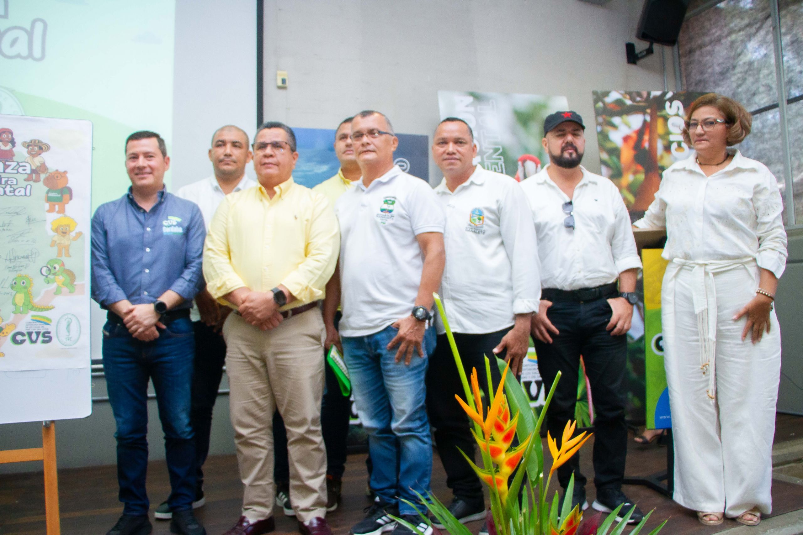 Autoridades académicas y ambientales, junto al rector Jairo Torres Oviedo y el director de la CVS, Orlando Medina, durante el lanzamiento de la Cátedra Ambiental de Córdoba, una apuesta conjunta por fortalecer la educación y la conciencia socioambiental en el departamento.
