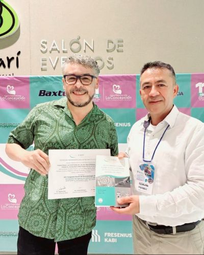 El docente e investigador unicordobés Javier Alonso Bula Romero (izquierda), recibe el premio por parte de la Sociedad Iberoamericana de Neonatología, representada en el Dr. Luís Alexander Lovera.