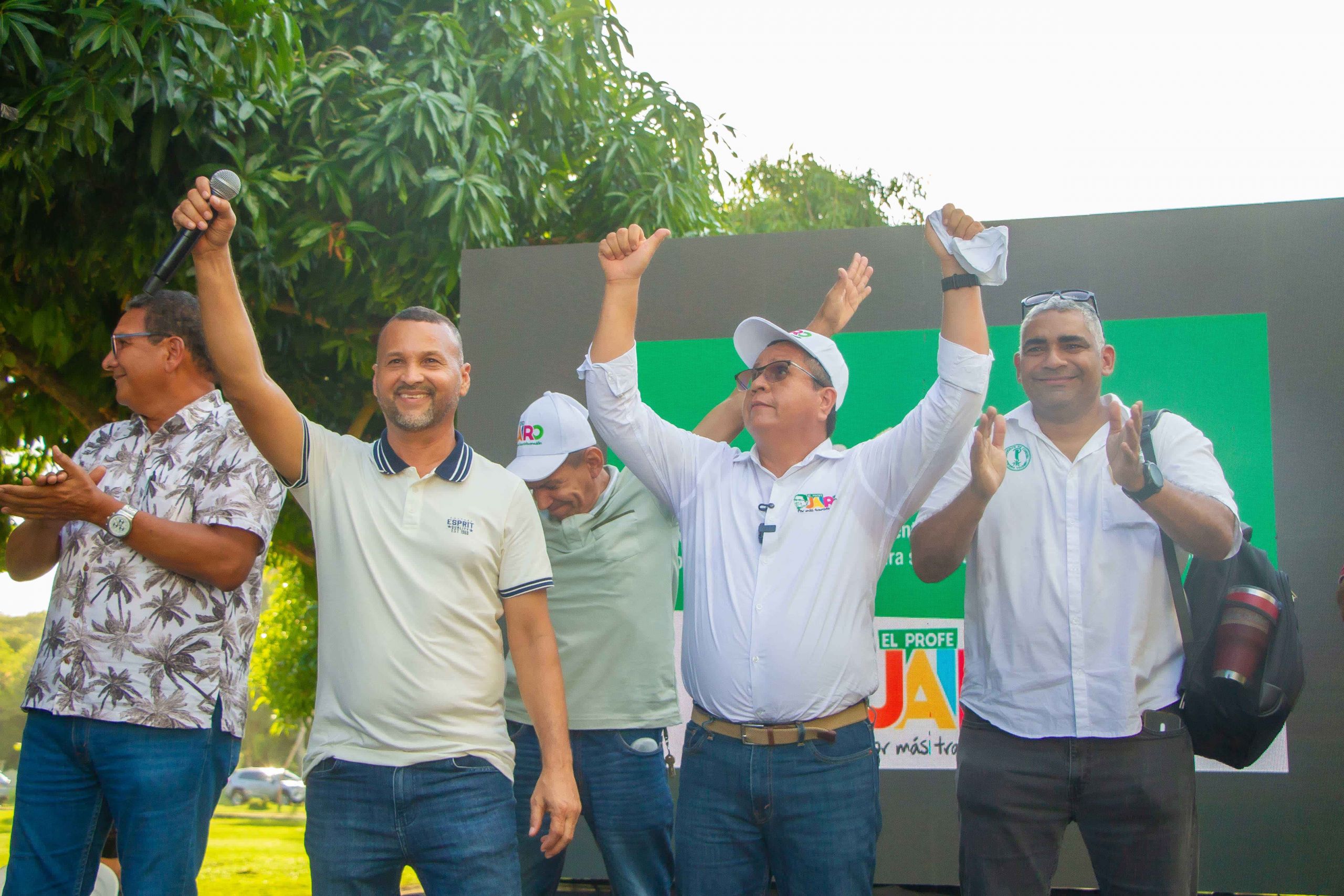 El profesor Jairo Torres Oviedo al término de la consulta, mientras compartía un discurso con la comunidad universitaria.