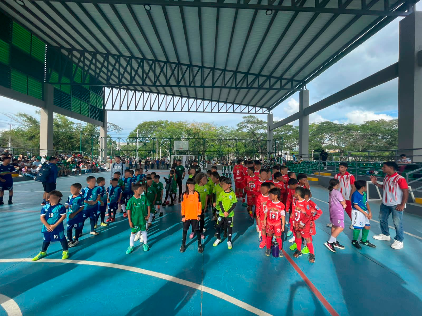 Deportistas con edades entre los 6 y los 15 años, participant en el Festival Neurofútbol
