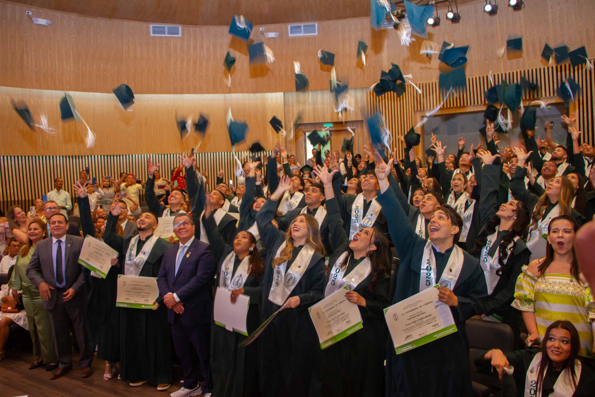 Autoridades académicas, graduandos y familias participaron en las ceremonias de grado realizadas en el Auditorio Cultural de la Unicórdoba.