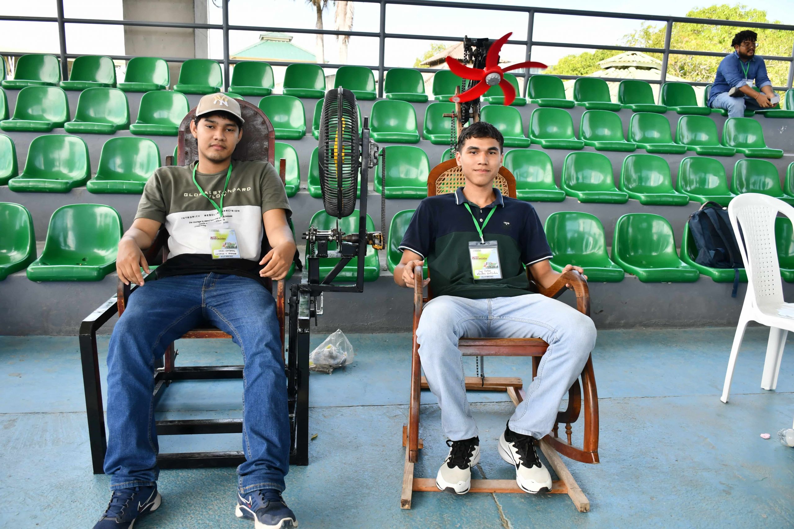 El prototipo de mecedora con ventilador incluido, fue presentado en la Feria de Emprendimiento e Innovación 2025, “Unicórdoba Emprende”.