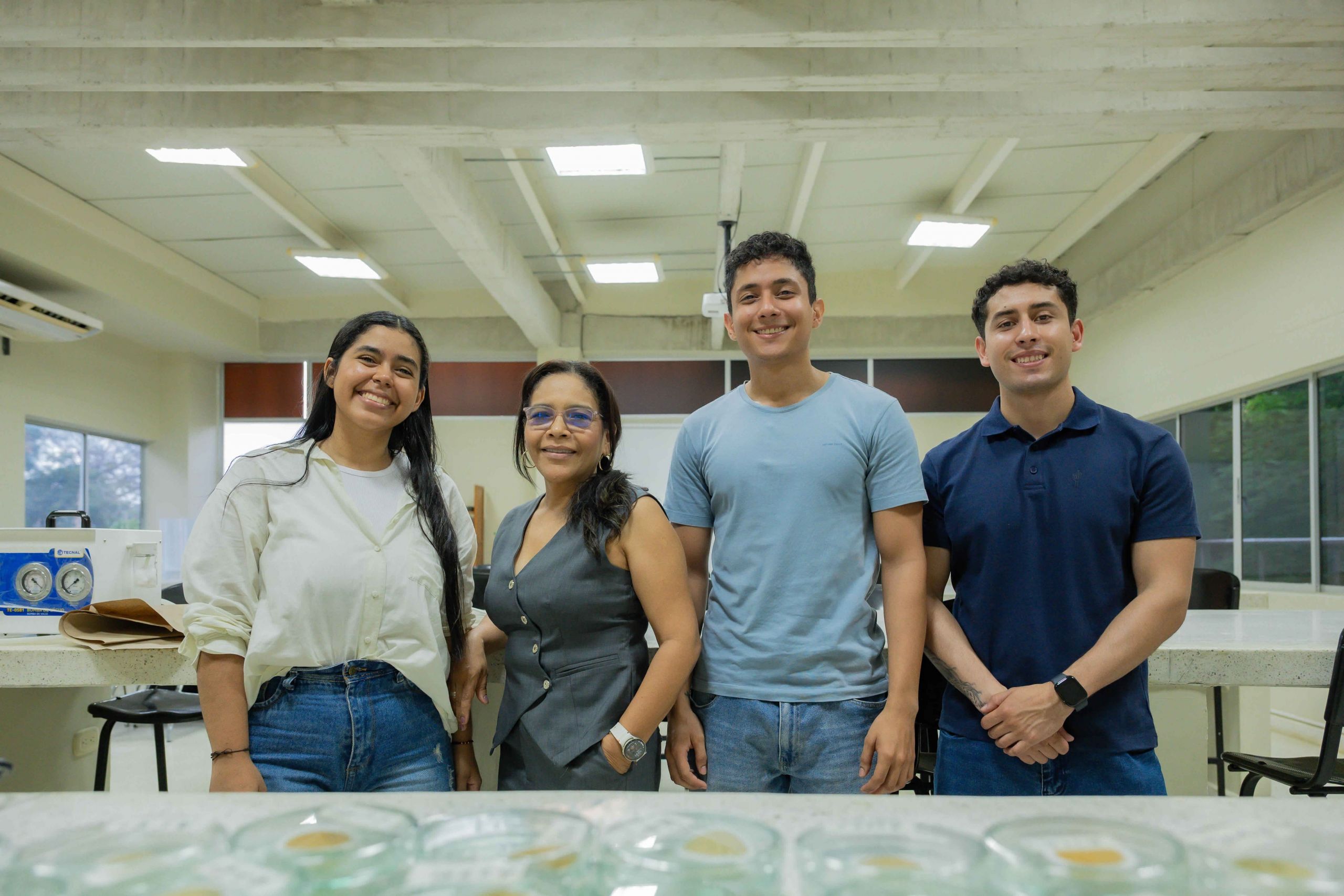 La Universidad de Córdoba desarrolla investigación aplicada para el desarrollo sostenible, a través de proyectos que integran la economía circular, el aprovechamiento de residuos y el análisis riguroso del impacto ambiental de nuevos materiales y procesos productivos.