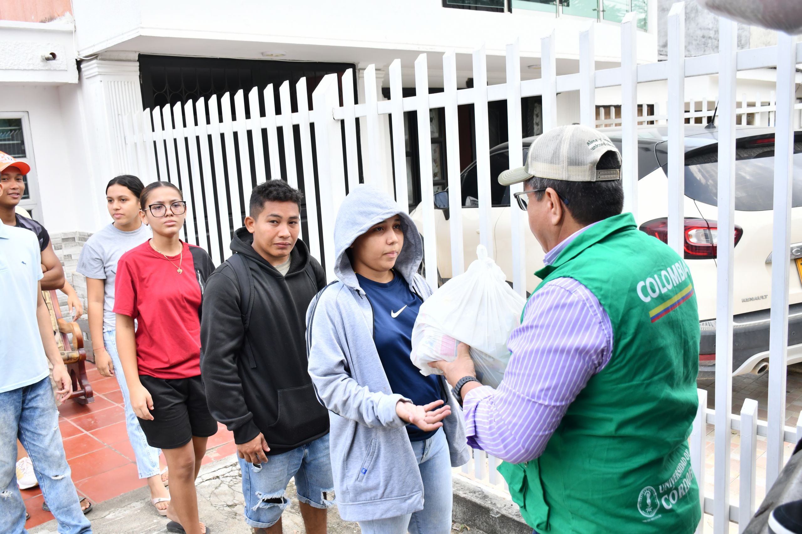 La Universidad de Córdoba ha entregado más de 1.300 mercados a estudiantes y familias damnificadas en Montería y varios municipios de Córdoba, como parte de su campaña solidaria frente a la emergencia por inundaciones.