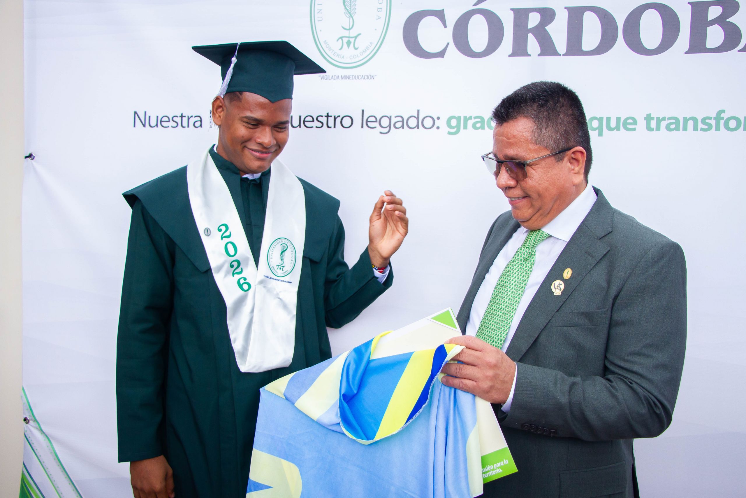 Jesús Manuel comparte su alegría con el rector, profesor Jairo Torres Oviedo.