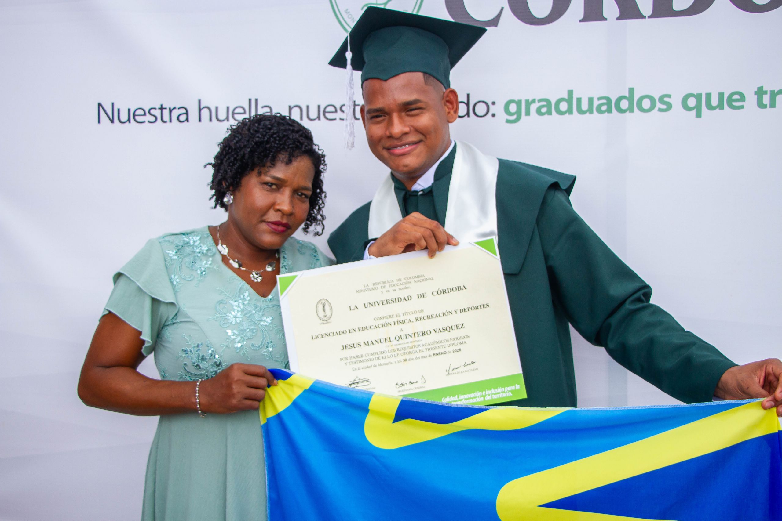 Jesús Manuel comparte su alegría con el rector, profesor Jairo Torres Oviedo.