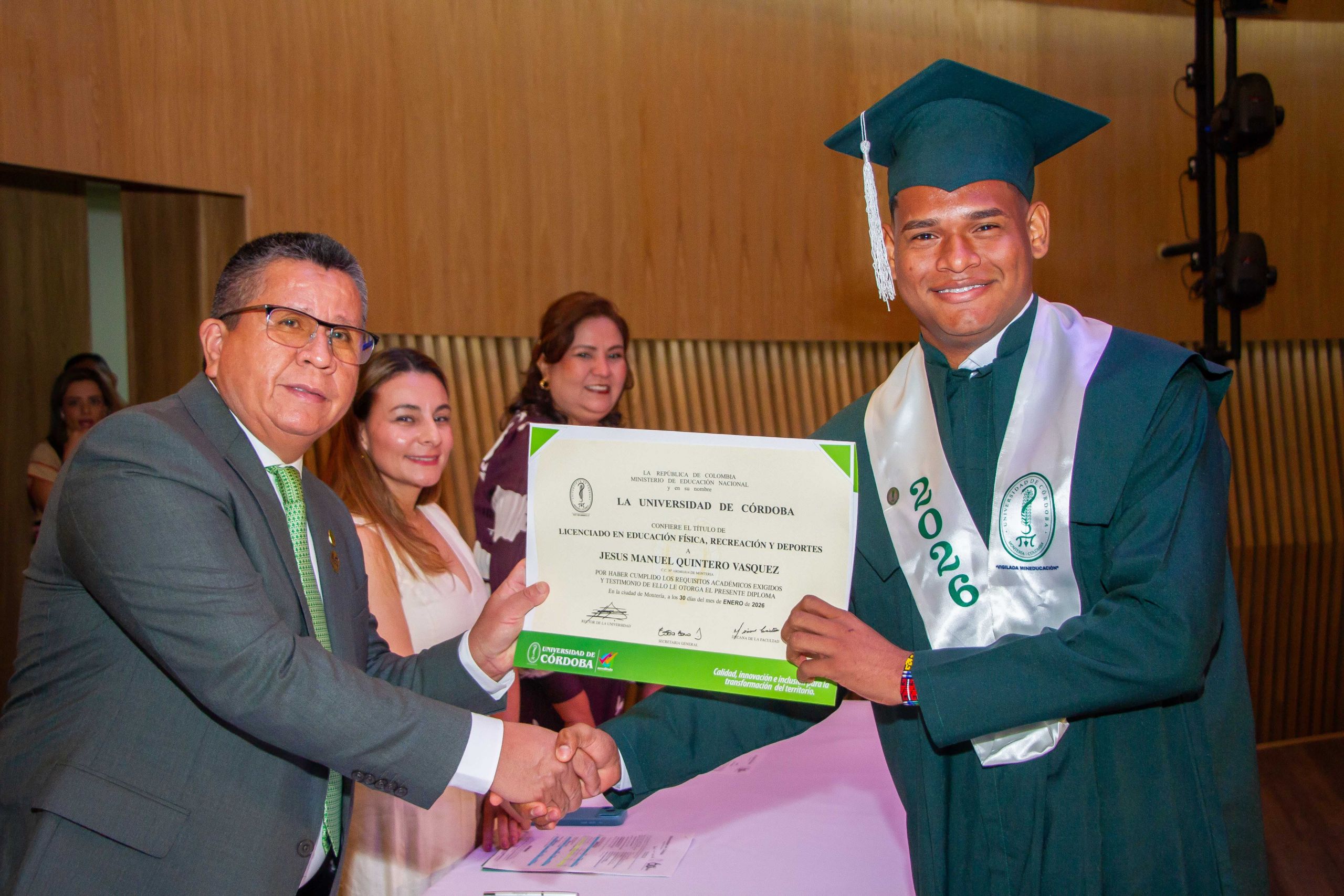 Jesús Manuel comparte su alegría con el rector, profesor Jairo Torres Oviedo.