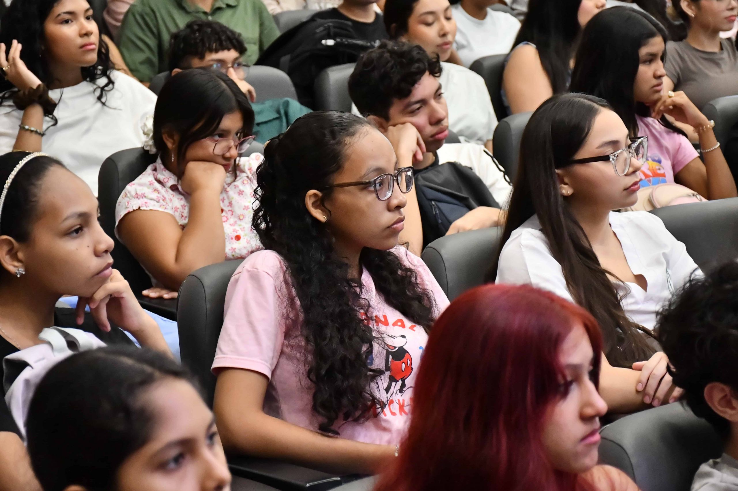 Durante las jornadas de inducción, los nuevos estudiantes reciben información detallada de la Universidad y los programas de apoyo que facilitan su permanencia académica.