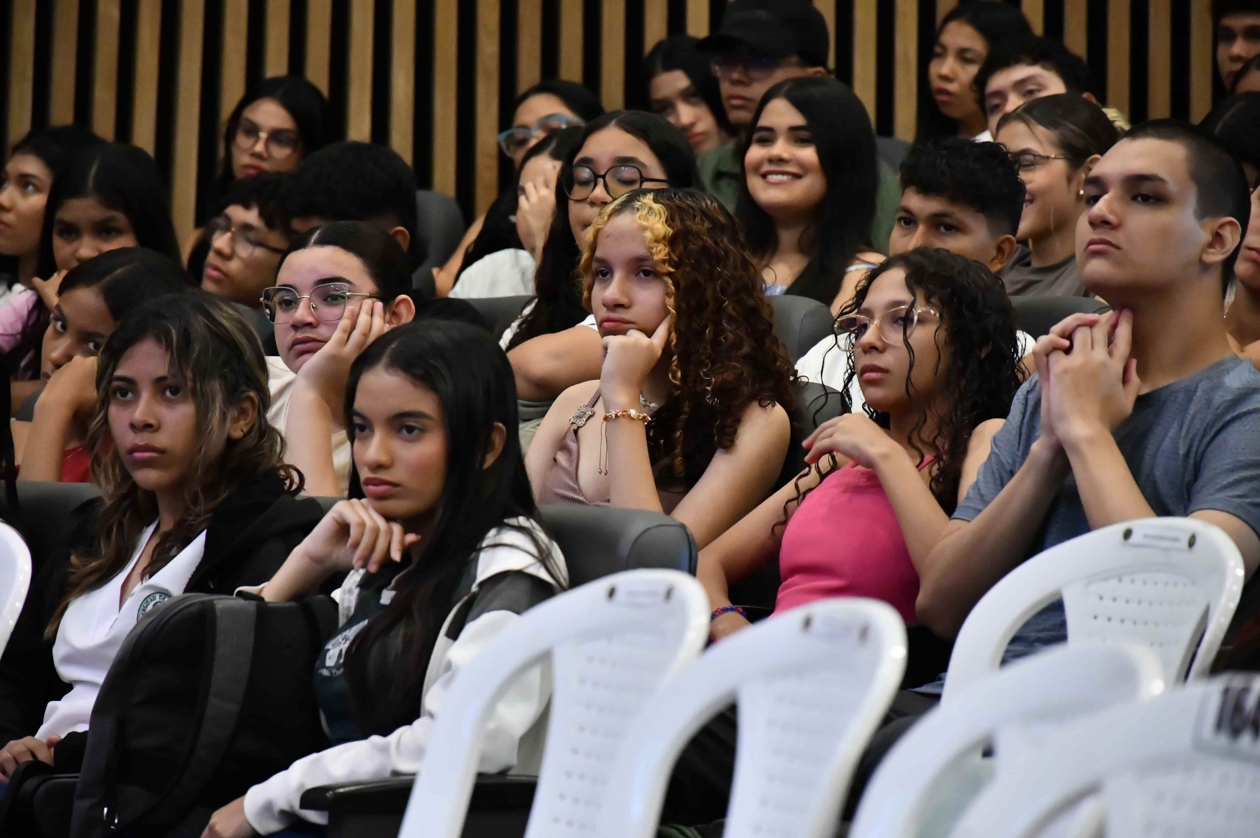 Durante las jornadas de inducción, los nuevos estudiantes reciben información detallada de la Universidad y los programas de apoyo que facilitan su permanencia académica.