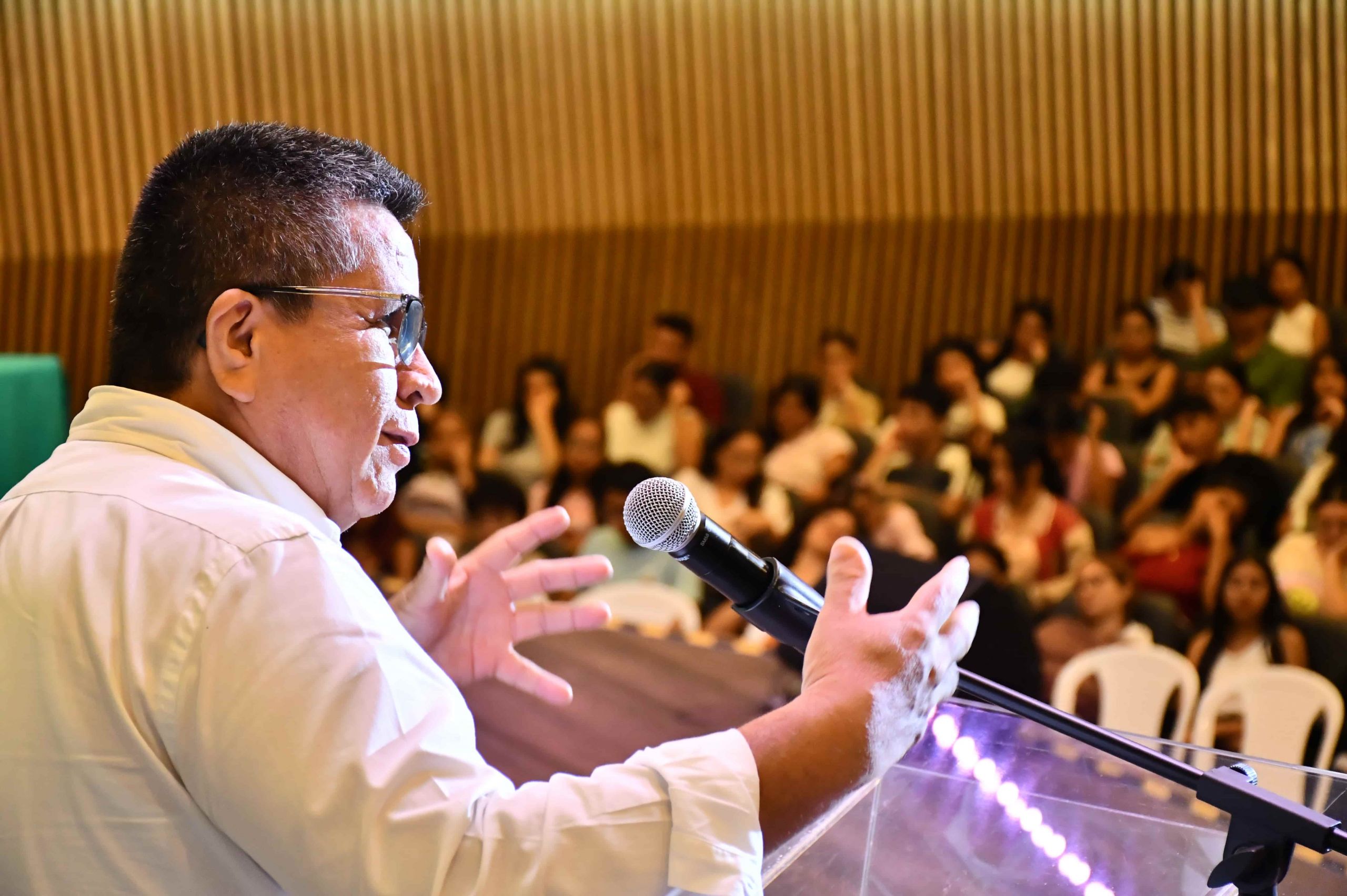 Durante las jornadas de inducción, los nuevos estudiantes reciben información detallada de la Universidad y los programas de apoyo que facilitan su permanencia académica.