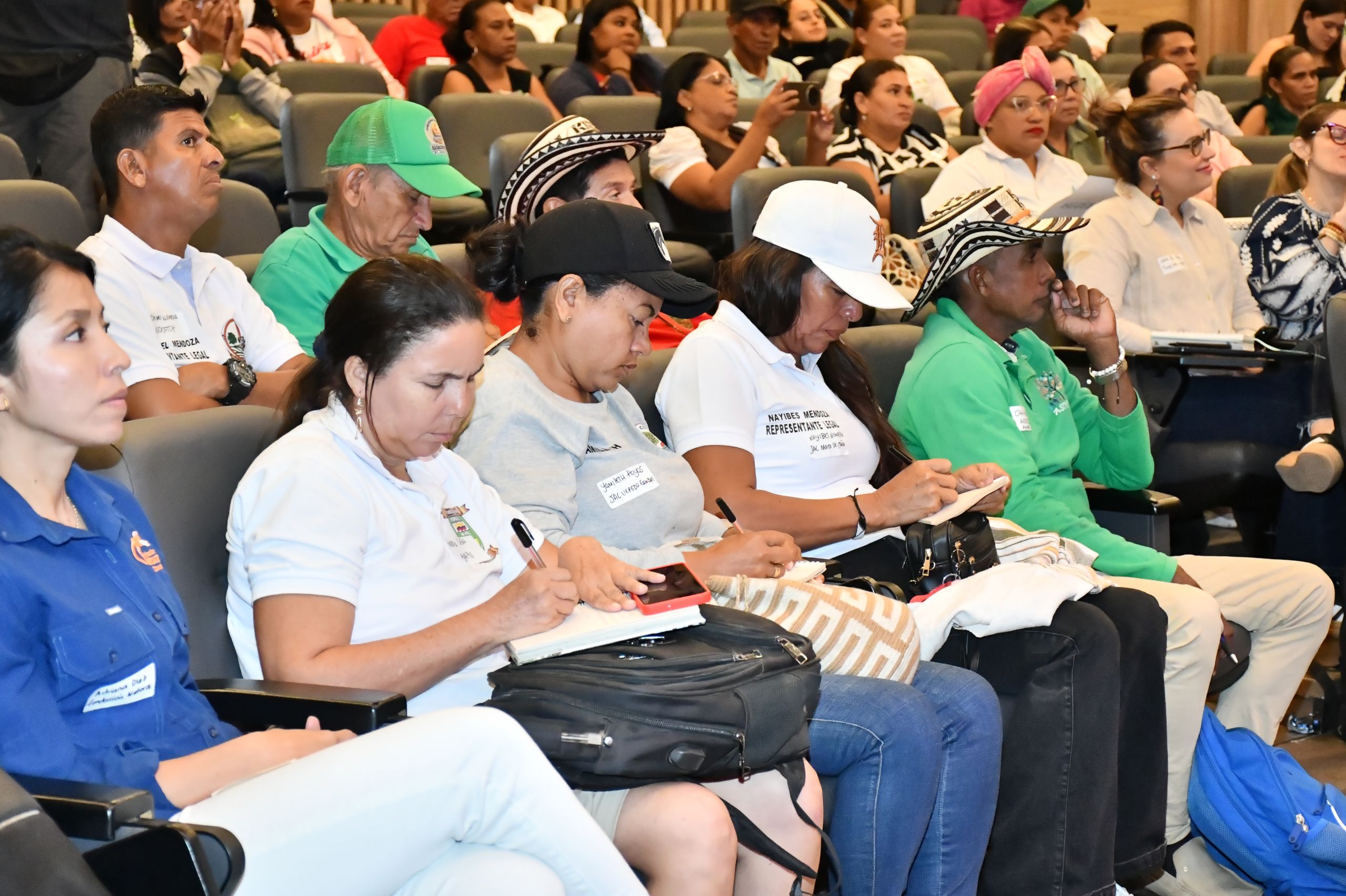 Líderes comunitarios, representantes del Minambiente, el Fondo para la Vida y la Biodiversidad, así como directivos y docentes de la Universidad de Córdoba se reunieron en el Auditorio Cultural para socializar el convenio que impulsará la gobernanza del agua en la ecorregión de La Mojana.