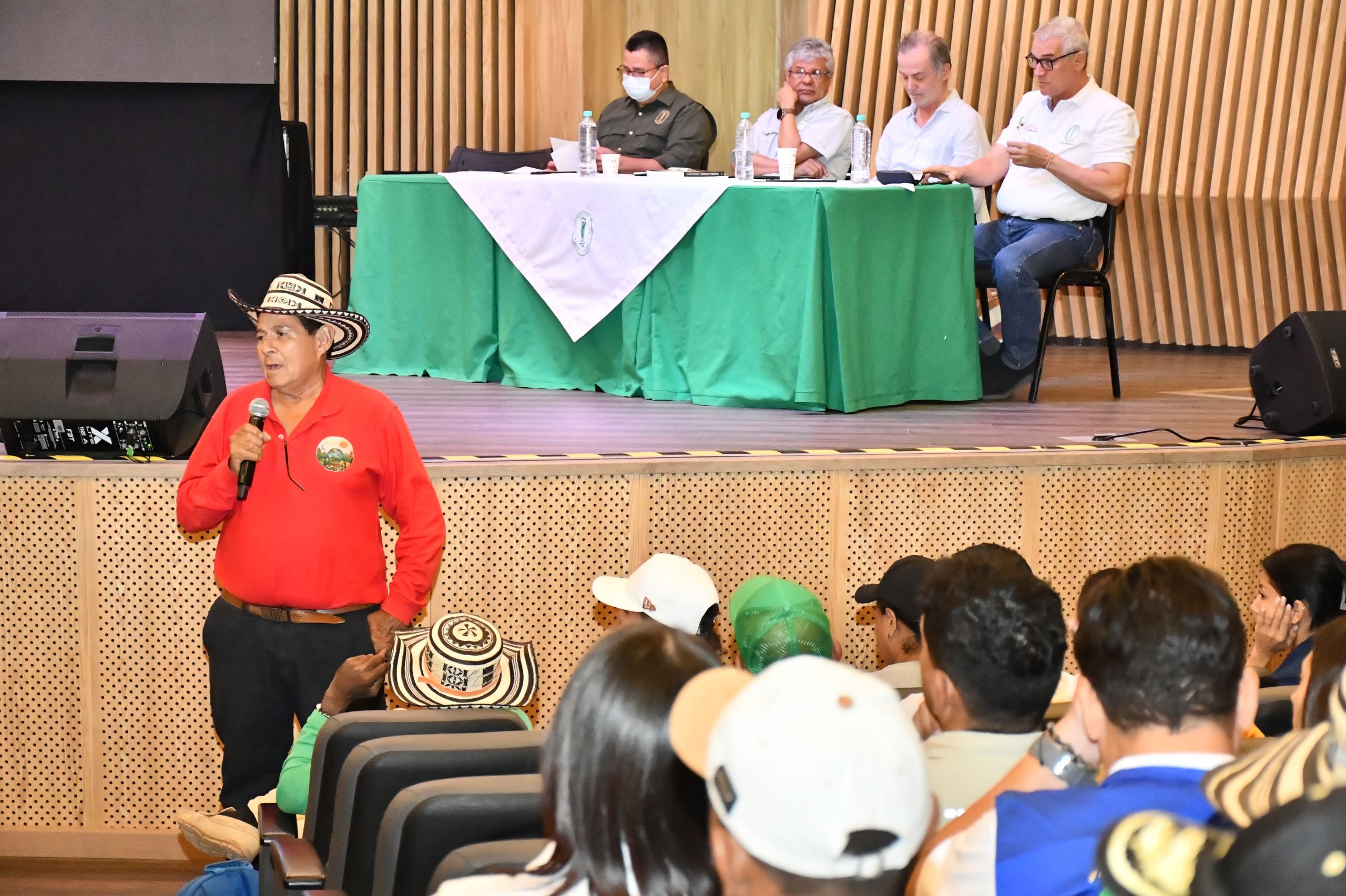 Líderes comunitarios, representantes del Minambiente, el Fondo para la Vida y la Biodiversidad, así como directivos y docentes de la Universidad de Córdoba se reunieron en el Auditorio Cultural para socializar el convenio que impulsará la gobernanza del agua en la ecorregión de La Mojana.