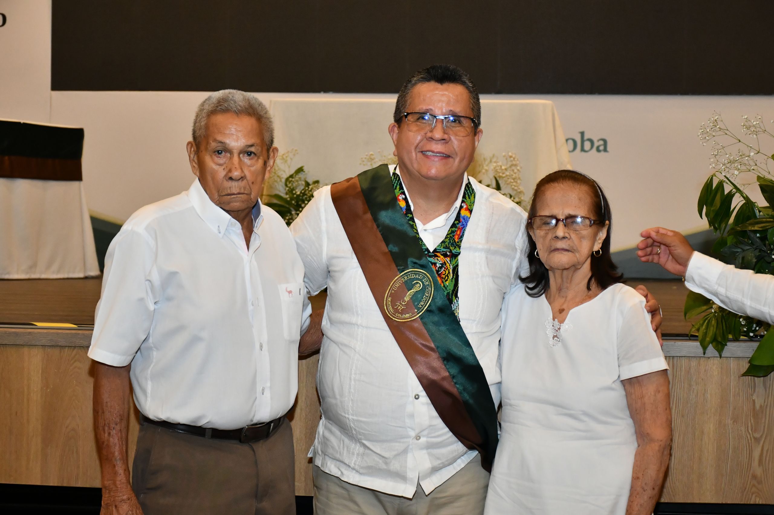 El profesor Torres Oviedo recibe la banda de manos del presidente del Consejo Superior Universitario, licenciado Jorge Espitia Solera.