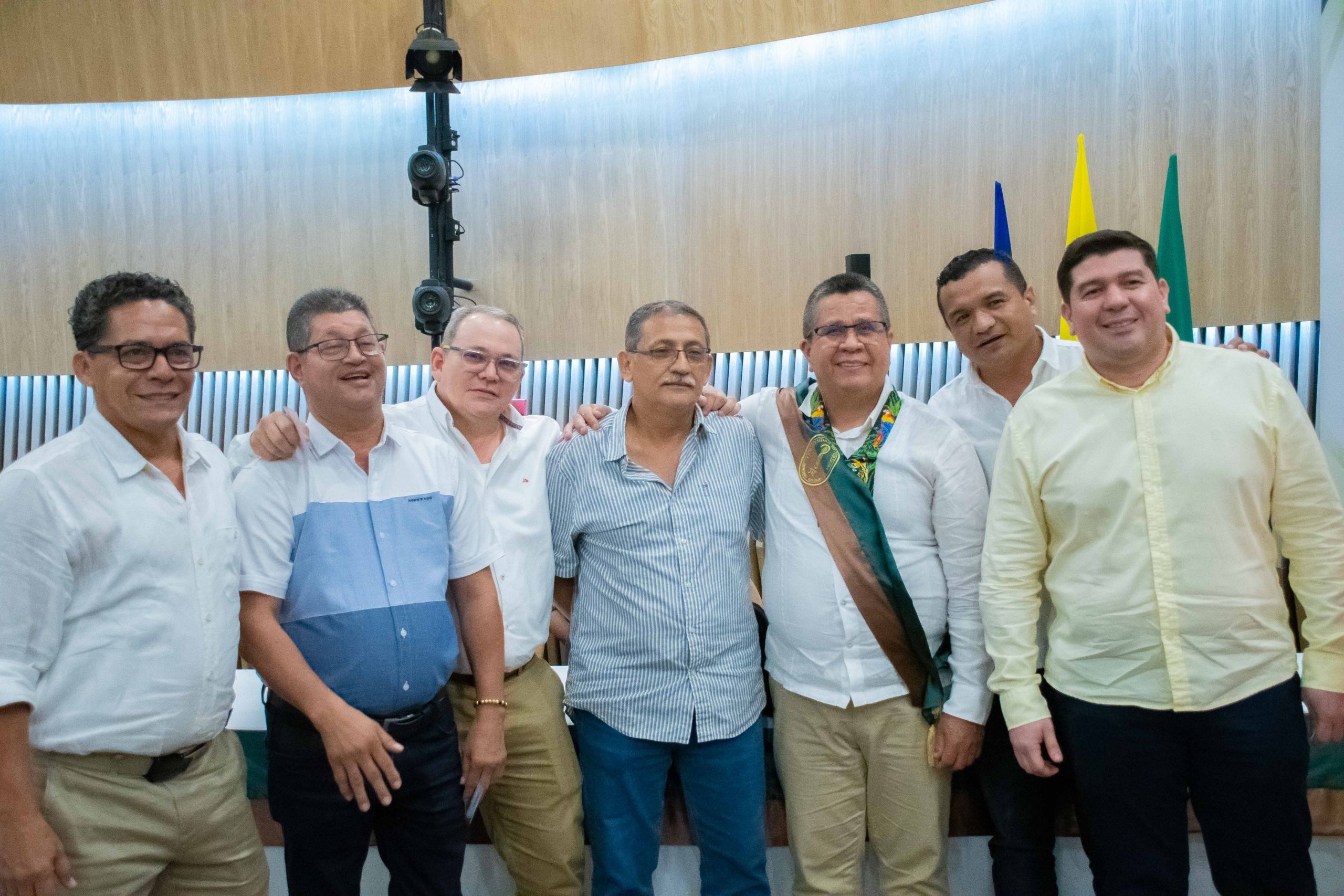 El profesor Torres Oviedo recibe la banda de manos del presidente del Consejo Superior Universitario, licenciado Jorge Espitia Solera.