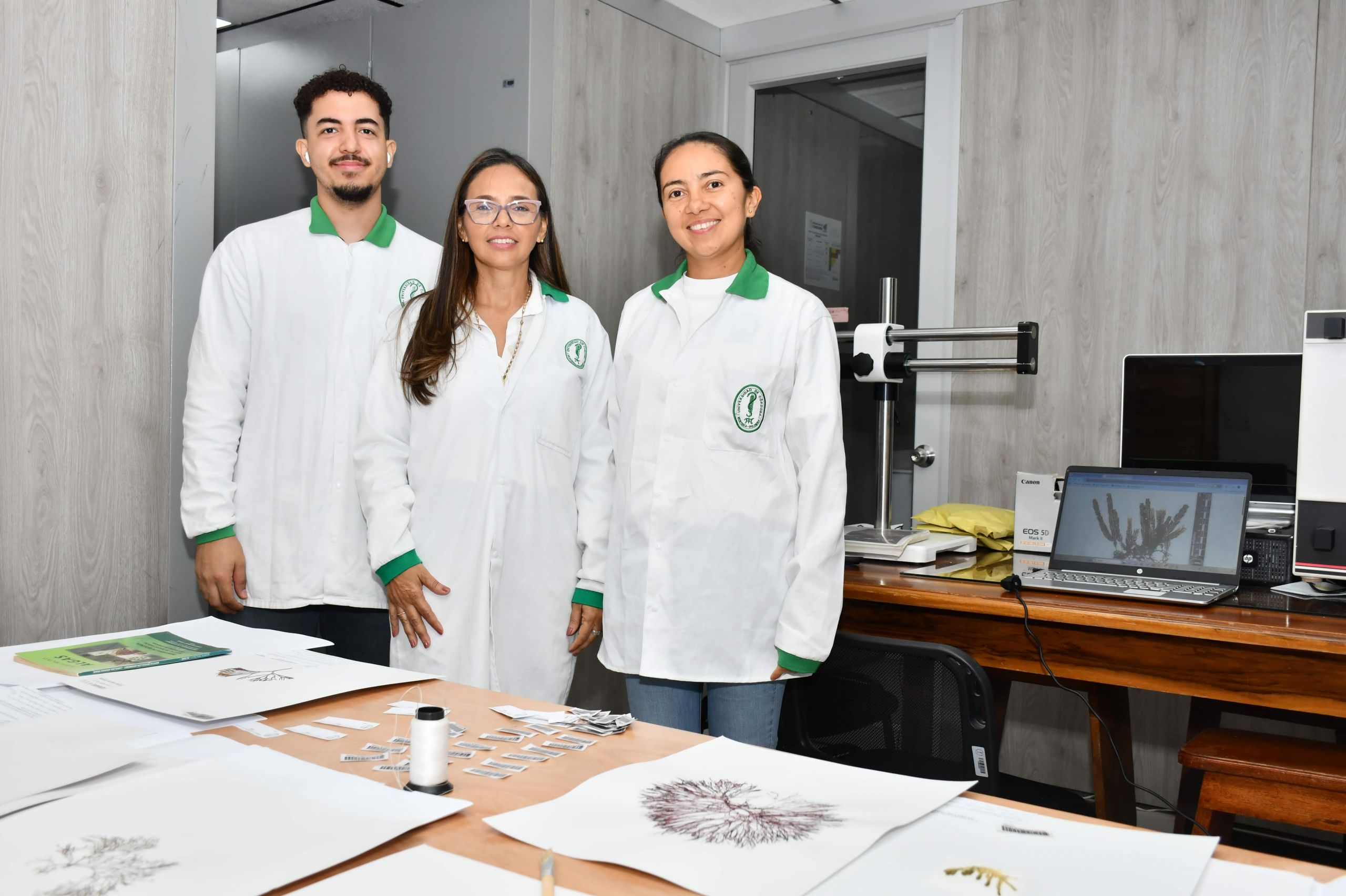 Este reconocimiento internacional resalta el compromiso del Herbario HUC, adscrito al Departamento de Biología de la Facultad de Ciencias Básicas, con la conservación de la biodiversidad, el fortalecimiento de sus colecciones y la producción de conocimiento científico al servicio de la región y el país.